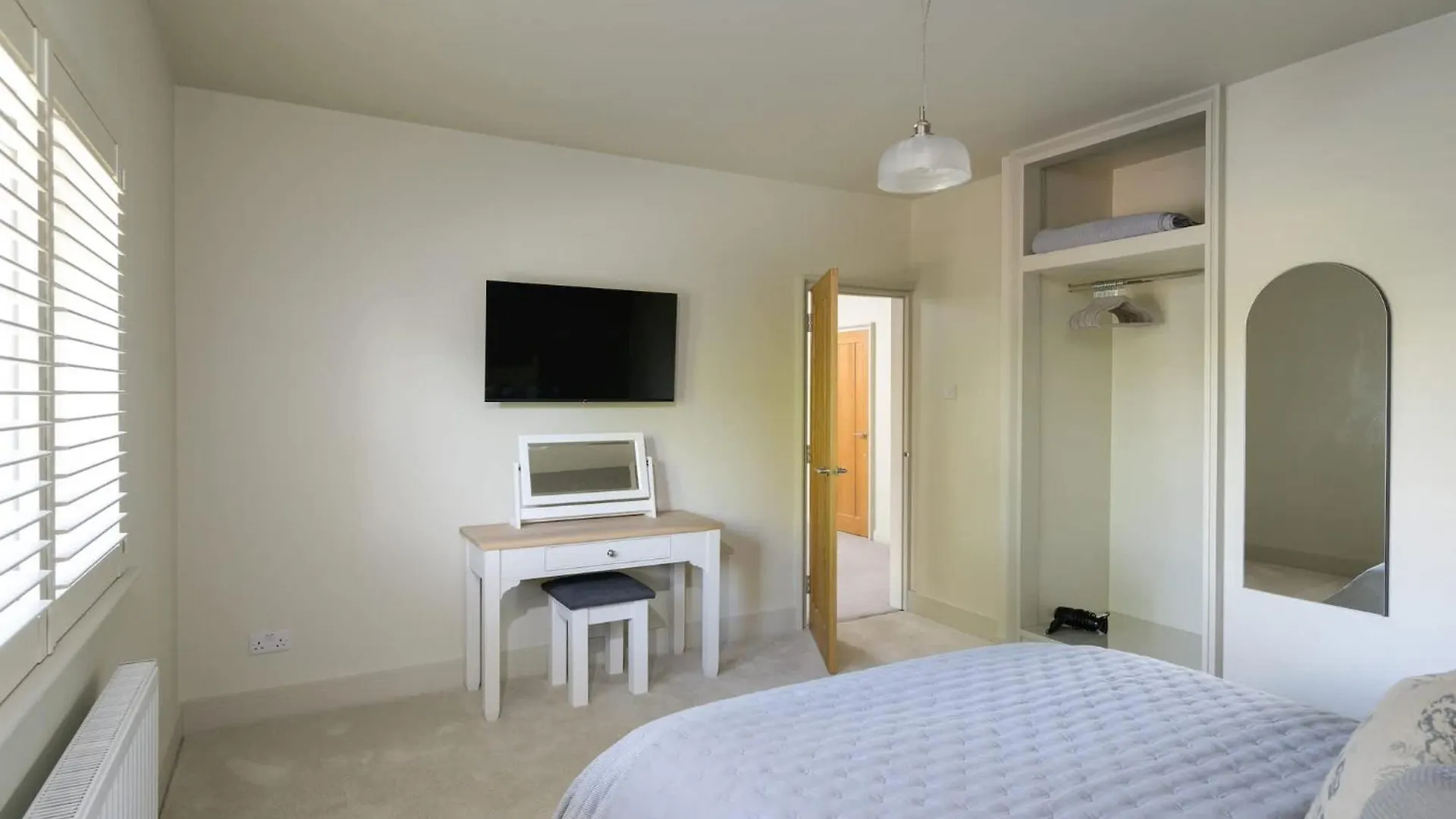 Luxurious Home In Cheltenham Private Parking GLOUCESTERSHIRE