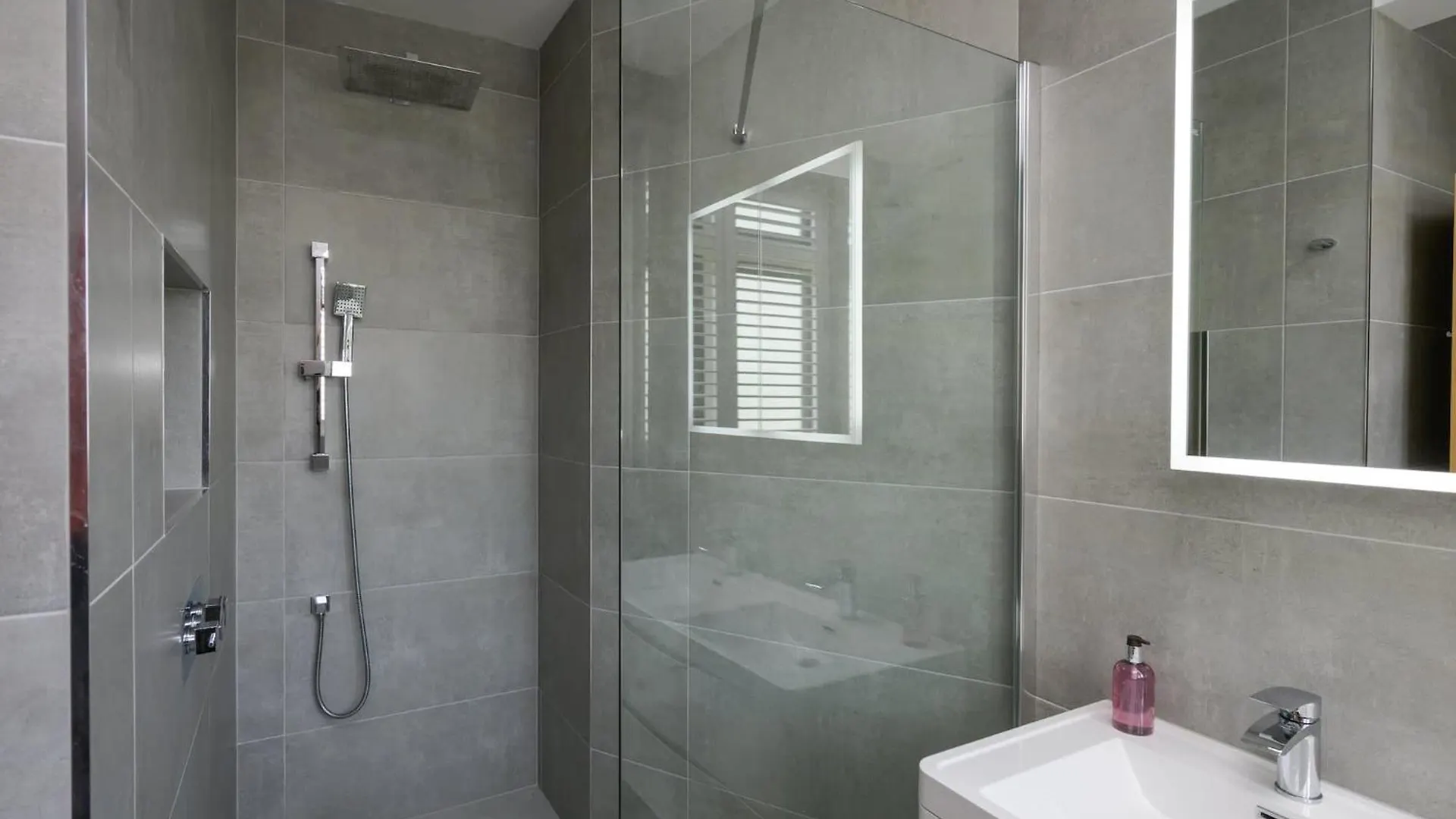 Holiday home Luxurious Home In Cheltenham Private Parking GLOUCESTERSHIRE