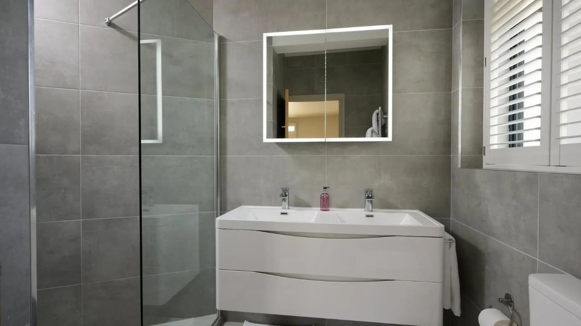 Luxurious Home In Cheltenham Private Parking GLOUCESTERSHIRE Holiday home