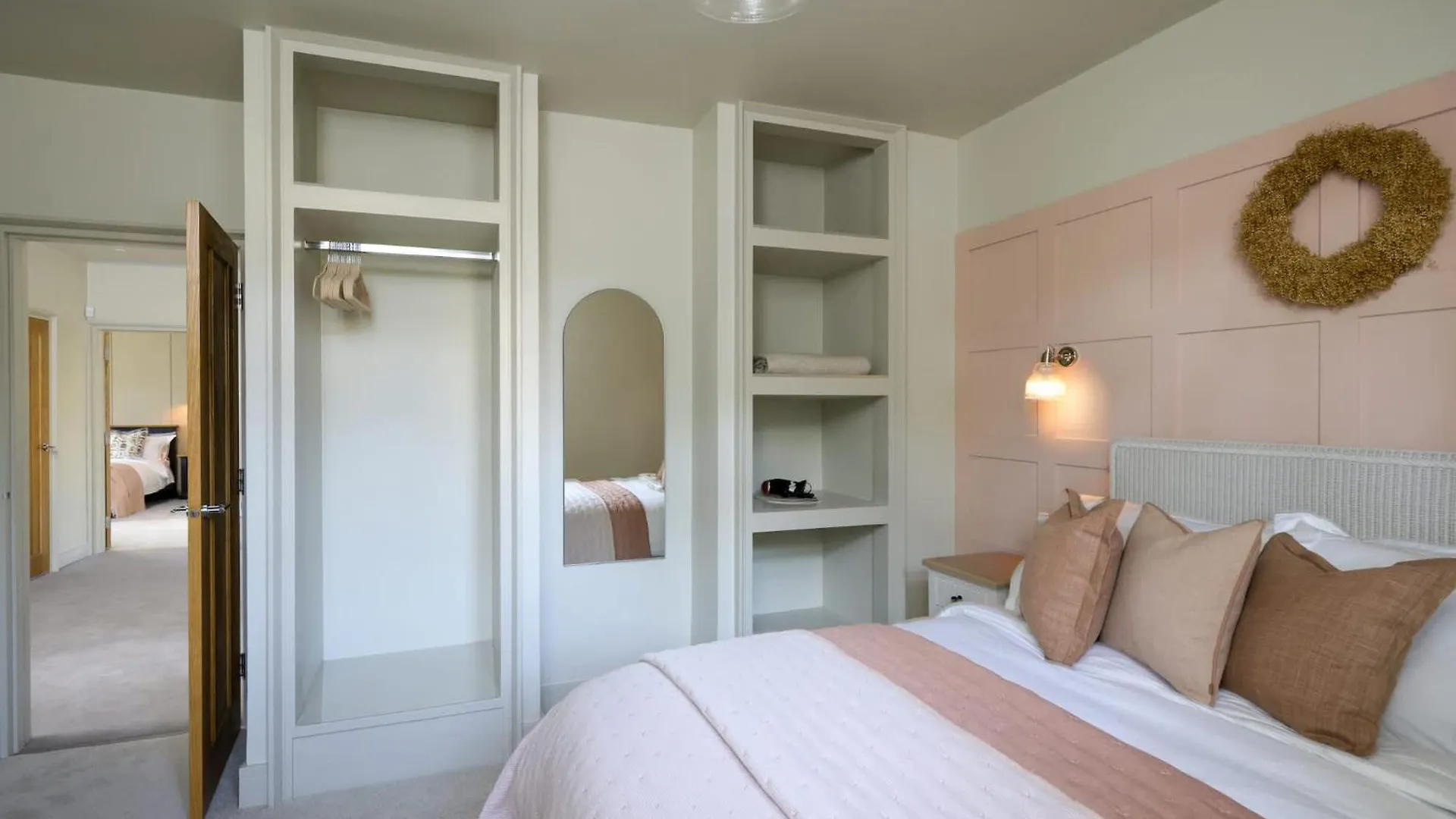 Luxurious Home In Cheltenham Private Parking GLOUCESTERSHIRE